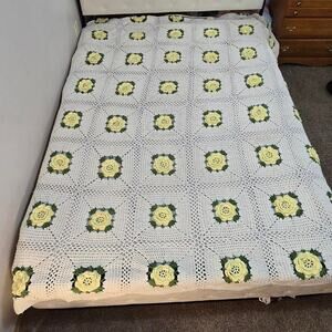 Vintage 60s/70s 3D King Size Yellow Rose Cream Granny Square Blanket